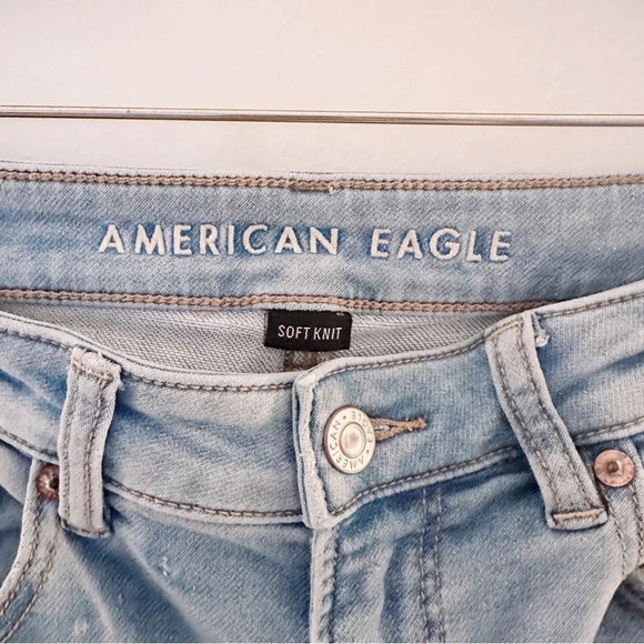American Eagle Mom Jeans Sharkbite Hem Light Wash Denim Slim Straight - Picture 4 of 9